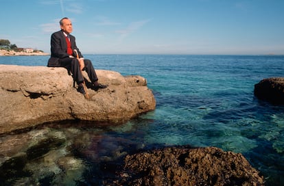 Leonardo Sciascia contempla el mar en Palermo.