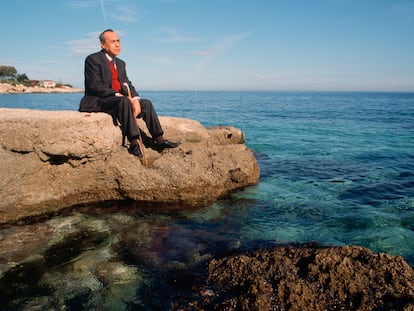 Leonardo Sciascia contempla el mar en Palermo.