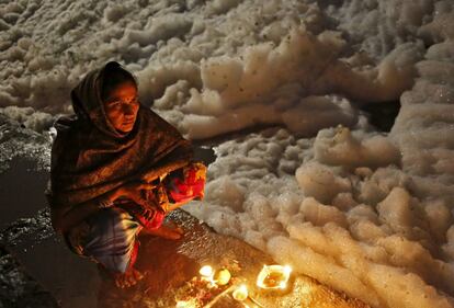 Una mujer hindú reza a orillas de las aguas contaminadas del río Yamuna (el mayor afluente del Ganges) en Nueva Delhi, India.