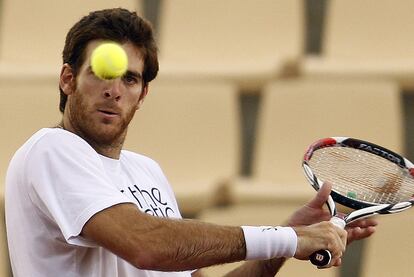 Tras el trabajo de los españoles, accedieron a las pistas los jugadores y técnicos del equipo argentino. En la foto, Del Potro golpea la pelota de revés.