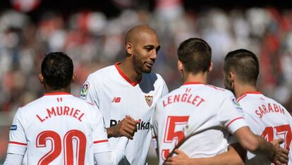 Muriel, N'Zonzi, Lenglet y Sarabia celebran el gol del último.