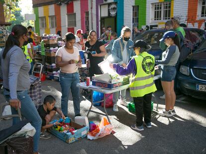 Reparto de alimentos por la asociación Red de Apoyo Mutuo Aluche, el pasado 19 de septiembre.