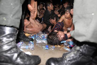 La mayoría de los fallecidos son jóvenes que quedaron atrapados en un puente que conecta una pequeña isla, donde se celebra la fiesta anual del agua, con la capital Phnom Penh