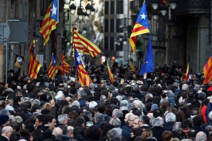 Centenars de persones acompanyen l'expresident de la Generalitat, Artur Mas, fins al Tribunal de Justícia de Catalunya (TSJC).