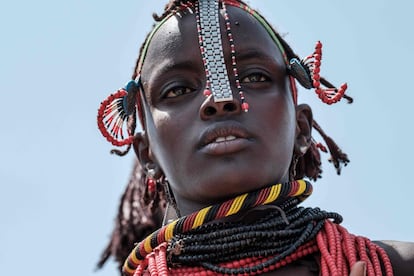 Retrato de una bailarina de la tribu daasanach. Esta comunidad, también conocida como marille o geleba, habita partes de Etiopía, Sudán y principalmente Kenia, junto al lago Turkana. Según el último censo nacional etíope, suman 48.067 personas.