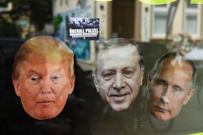 Caretas de los presidentes de EEUU, Donald Trump; Turqu&iacute;a, Recep Tayyip Erdogan, y Rusia, Vladimir Putin, junto a una pregatina en que se lee &quot;Polic&iacute;a en todos lados, justicia en ninguno&quot; en protesta contra los l&iacute;deres del G-20 reunidos en Hamburgo. 