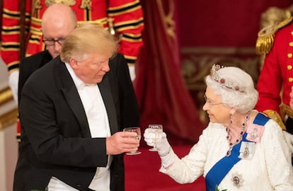 Donald Trump e Isabel II brindan durante la cena de gala en palacio.