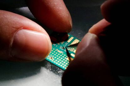 Producción de chips en un centro de Tsinghua Unigroup en Pekín, China