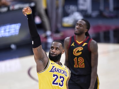 LeBron James, tras anotar un triple, ante Prince.