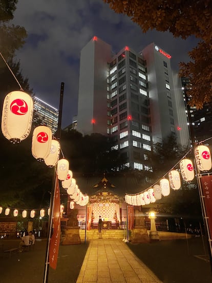 Templo sintoísta y rascacielos en el distrito de Shibuya.