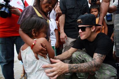 Justin Bieber visita a niños afectados por el tifón Haiyan en Tacloban (Filipinas).