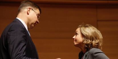 El vicepresidente de la CE para el Euro, Valdis Dombrovskis, y la ministra de Economía, Nadia Calviño.