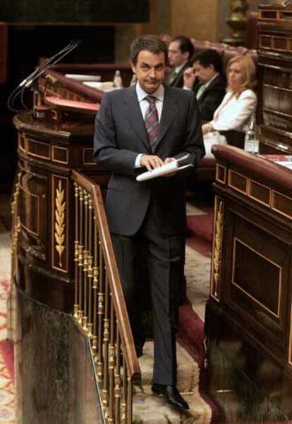 El presidente Zapatero abandona la tribuna del Congreso.