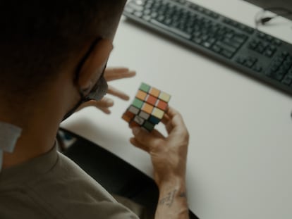 Sherown Campbell se rompió el cuello en 2014 mientras practicaba su deporte favorito, la lucha. Diez años después, puede intentar completar un cubo de Rubik. En el vídeo, destreza de otro voluntario antes y después del ensayo.