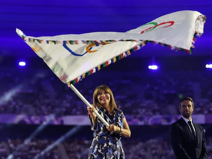 La alcaldesa de París, Anne Hidalgo, ondea la bandera olímpica durante la ceremonia de clausura de los Juegos el 11 de agosto.