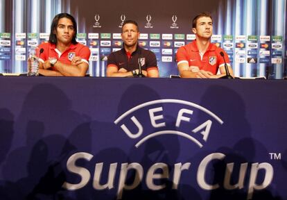 De izquierda a derecha, Falcao, Simeone y Gabi, en la rueda de prensa.