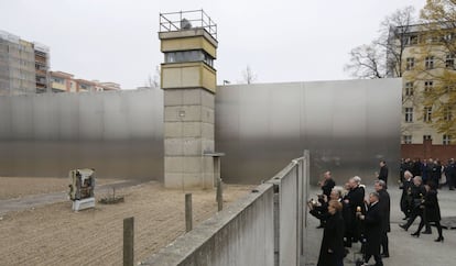 La canciller alemana Ángela Merkel y dignatarios colocan rosas en el memorial del muro de Berlín en Bernauer Strasse, durante una ceremonia para conmemorar el 25 aniversario de la caída del muro de Berlín.