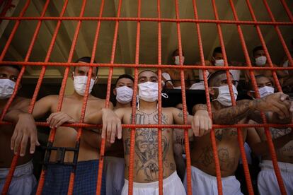 Miembros de la Mara Salvatrucha (MS-13) en el centro penal de Quezaltepeque (El Salvador).