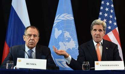 Sergu&eacute;i Lavrov (izquierda) y John Kerry anuncian el pacto sobre Siria.