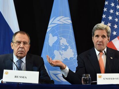 Sergu&eacute;i Lavrov (izquierda) y John Kerry anuncian el pacto sobre Siria.
