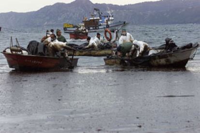 Marineros de las Rías Bajas extraen fuel del <i>Prestige</i> en las islas Cíes en diciembre de 2002.
