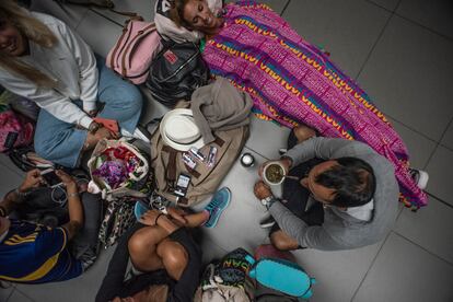 Pasajeros argentinos varados en el aeropuerto de El Dorado de Bogotá. 