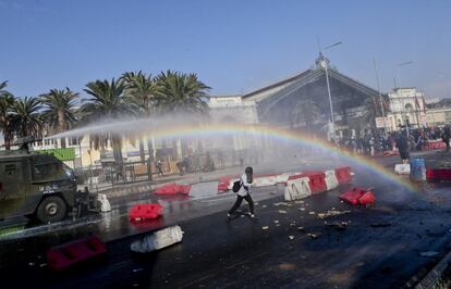 Millones de gotas de agua forman un arcoíris durante una protesta en la ciudad chilena de Santiago, el 1 de mayo de 2017.