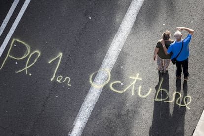 Dos manifestantes en la Plaza de Espanya de Barcelona para la Diada del 11 de septiembre de 2023.