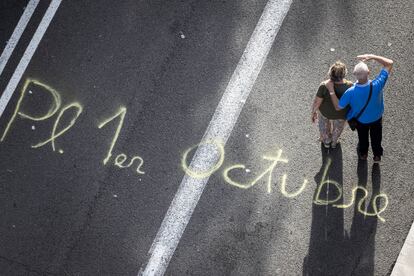 Dos manifestantes en la Plaza de Espanya de Barcelona para la Diada del 11 de septiembre de 2023.