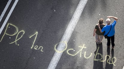 Dos manifestantes en la Plaza de Espanya de Barcelona para la Diada del 11 de septiembre de 2023.