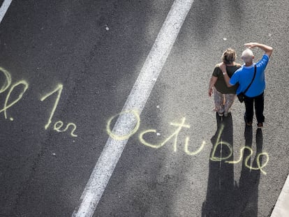 Dos manifestantes en la Plaza de Espanya de Barcelona para la Diada del 11 de septiembre de 2023.