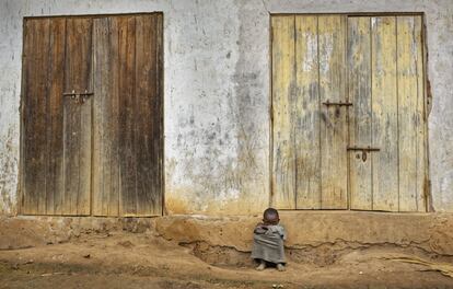 Un niño ugandés en la puerta de su casa cerca de Masaka, Uganda.