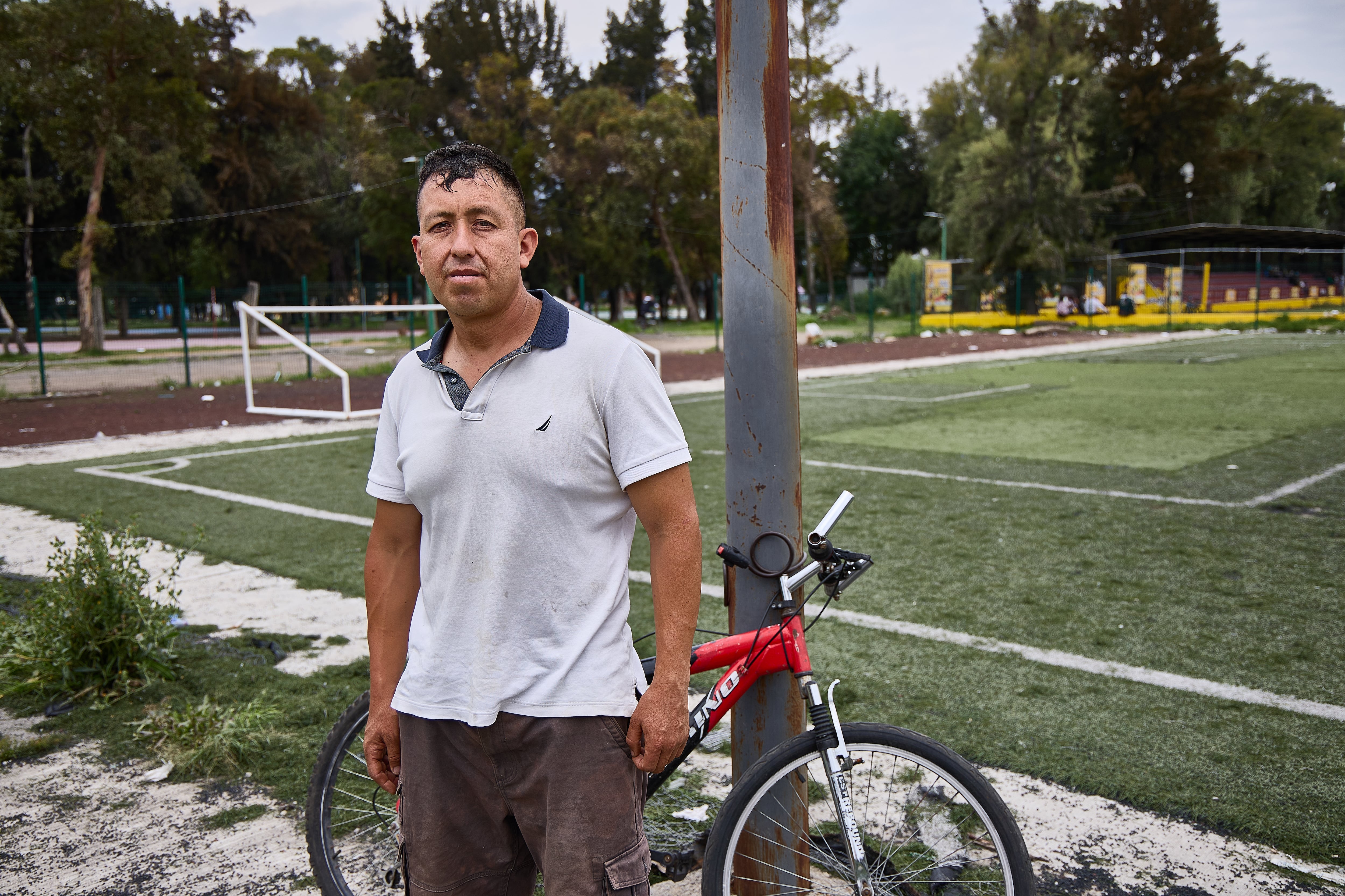Miguel Tapia en las instalaciones del Deportivo Los Galeana.