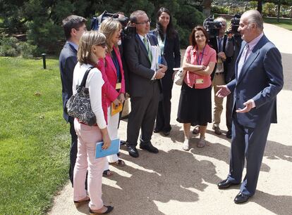 El Rey, durante su conversación con los periodistas en La Zarzuela.