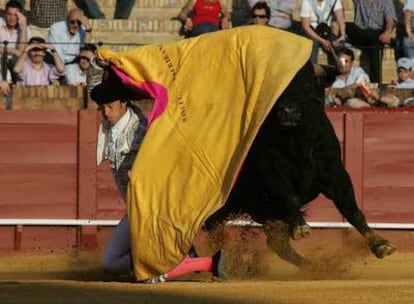 Manuel Escribano recibe a porta gayola al tercer toro de la corrida celebrada ayer en Sevilla.