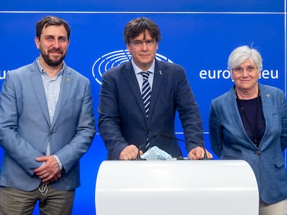 De izquierda a derecha, Antoni Comin, Carles Puigdemont y Clara Ponsati, el pasado junio.