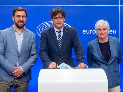 Toni Comin, Carles Puigdemont y Clara Ponsatí en el Parlamento Europeo en junio de 2021.