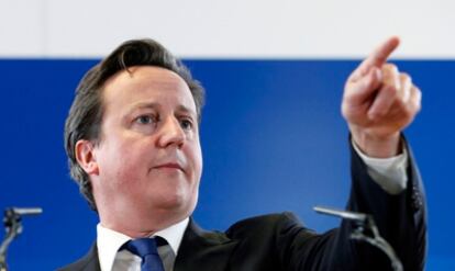 El primer ministro británico, David Cameron, atiende a la prensa tras el Consejo Europeo.