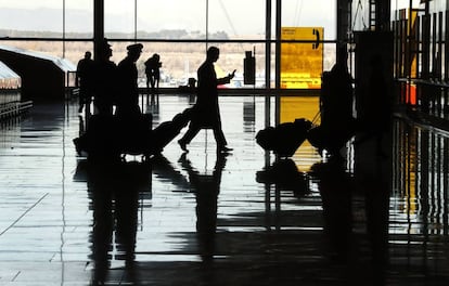 Pasajeros y tripulantes con malestas en el aeopuerto Adolfo Suárez Madrid-Barajas.