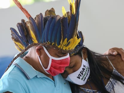 Indígenas do Parque das Tribos choram a morte do cacique Messias Kokama, em Manaus, em 14 de maio.