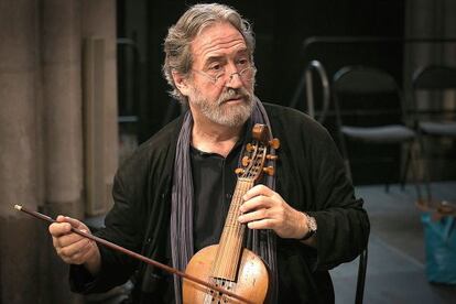 Jordi Savall, con su arco de lira, un instrumento que él ha ayudado a recuperar.