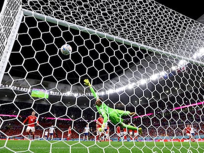 Soccer Football - FIFA World Cup Qatar 2022 - Group B - Wales v England - Ahmad Bin Ali Stadium, Al Rayyan, Qatar - November 29, 2022 England's Marcus Rashford scores their first goal from a free kick past Wales' Danny Ward REUTERS/Hannah Mckay     TPX IMAGES OF THE DAY