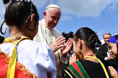 El papa Francisco saluda a su llegada a Myanmar.