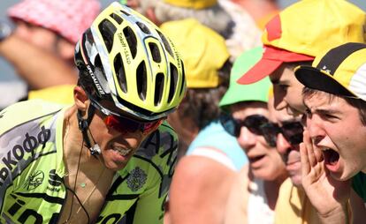 Alberto Contador, que ha llegado a la meta en el grupo de los favoritos, es animado por un aficionado duante el ascenso al Tourmalet