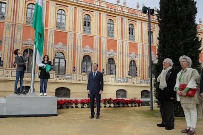 El presidente de la Junta de Andalucía, Juanma Moreno (en el centro), la poeta Rosa Díaz y el fundador del partido Andalucista Alejandro Rojas-Marcos, durante el izado de la bandera celebrado este domingo en el Palacio de San Telmo en Sevilla con motivo del primer Día de la Bandera de Andalucía.