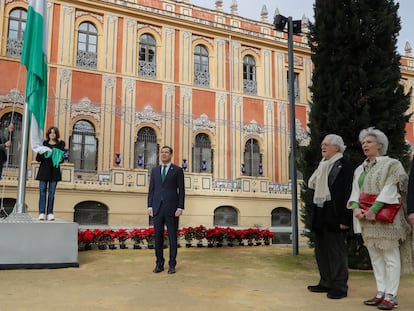 El presidente de la Junta de Andalucía, Juanma Moreno (en el centro), la poeta Rosa Díaz y el fundador del partido Andalucista Alejandro Rojas-Marcos, durante el izado de la bandera celebrado este domingo en el Palacio de San Telmo en Sevilla con motivo del primer Día de la Bandera de Andalucía.