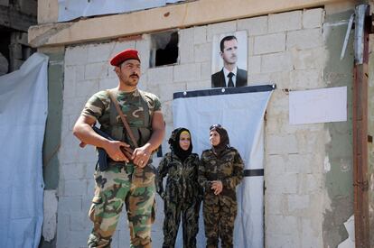 Los soldados sirios hacen guardia fuera del punto de cruce de Suran, cerca de la frontera sirio-turca.