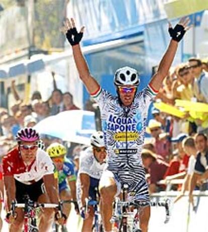 El ciclista italiano Mario Cipollini celebra su triunfo en la llegada a meta.