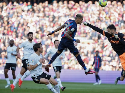 Raphinha marca de cabeza el único gol del Barcelona ante el Valencia.