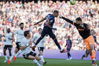 Raphinha marca de cabeza el único gol del Barcelona ante el Valencia.